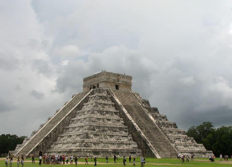 Los Aztecas y Mayas